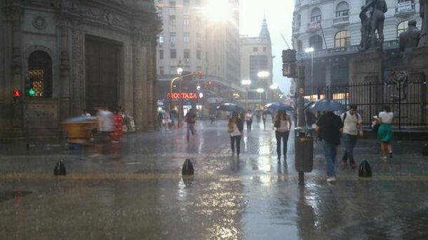 Diluvia en la Ciudad, el Gran Buenos Aires y la temperatura bajó 10 grados