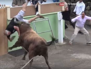 Filmaba una corrida de toros y terminó mal