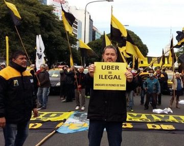 taxistas marchan una vez más contra Uber