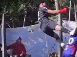 Patada criminal en Paraguay: arquero voló con los pies contra un rival
