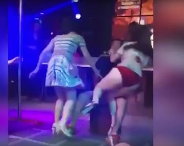 VIDEO: Una mujer enfureció contra una stripper y se llevó a su novio del escenario