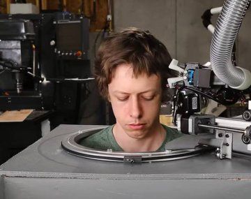 El robot que corta el pelo como los mejores peluqueros: el video