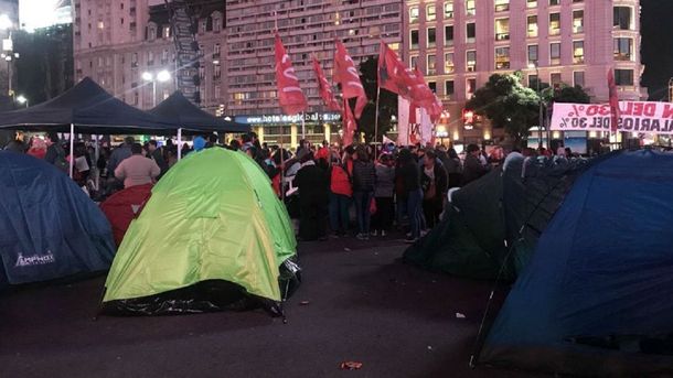 Acampe en el Obelisco contra el tarifazo y el FMI