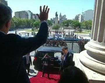 Macri saludó a una plaza vacía y estallaron los memes