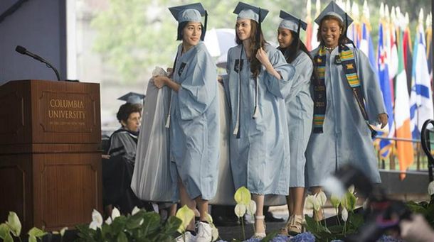 Una estudiante recibió su diploma con su colchón para denunciar una violación