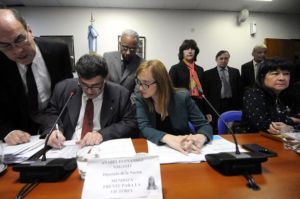 El oficialismo aprobó abrir una investigación para evaluar la salud de Fayt