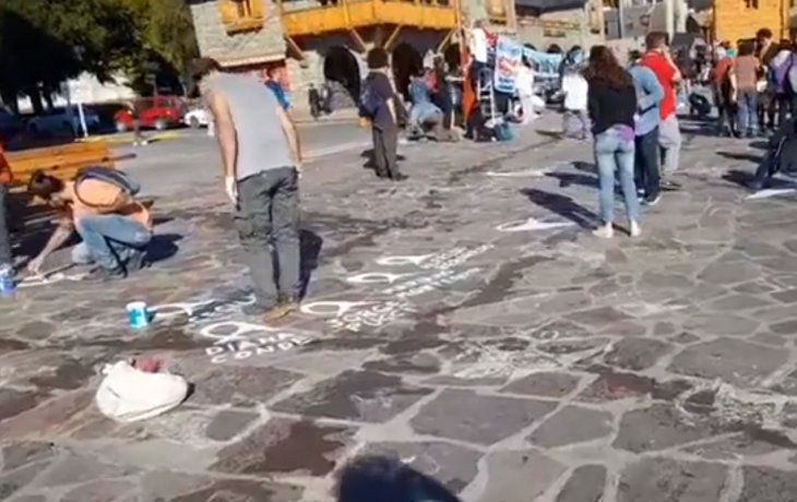Tiraron aceite y aguarrás para impedir pintar pañuelos en Centro Cívico de Bariloche