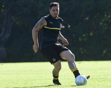 El uruguayo haciendo fútbol en Peñarol