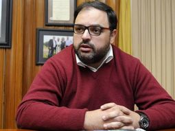 Charles Carrera, senador por el Frente Amplio (FA) en el Parlamento del Uruguay, declaró en el Caso Astesiano. Charles Carrera, senador por el Frente Amplio (FA) en el Parlamento del Uruguay, declaró en el Caso Astesiano.