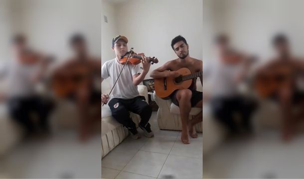 VIDEO: La versión de Ji ji ji en guitarra y violín que se viralizó