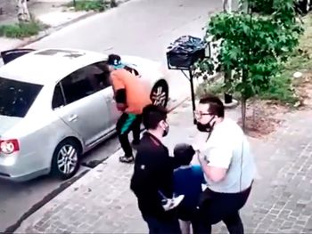 VIDEO: Violento robo a un hombre y su pequeño hijo en Villa Ballester