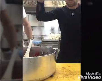 A lo Salt Bae: el Papu Gómez cocina un pulpo y se vuelve viral en Italia
