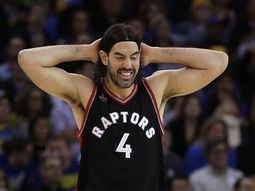 scola jugo un partidazo, pero no pudo evitar la caida de toronto scola jugo un partidazo, pero no pudo evitar la caida de toronto