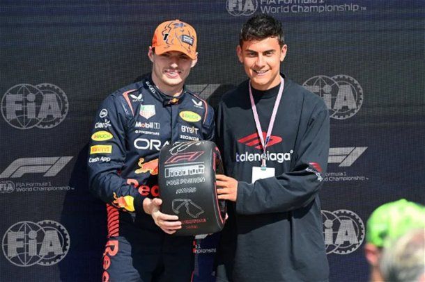 Paulo Dybala le entregó un premio a Max Verstappen en la Fórmula 1