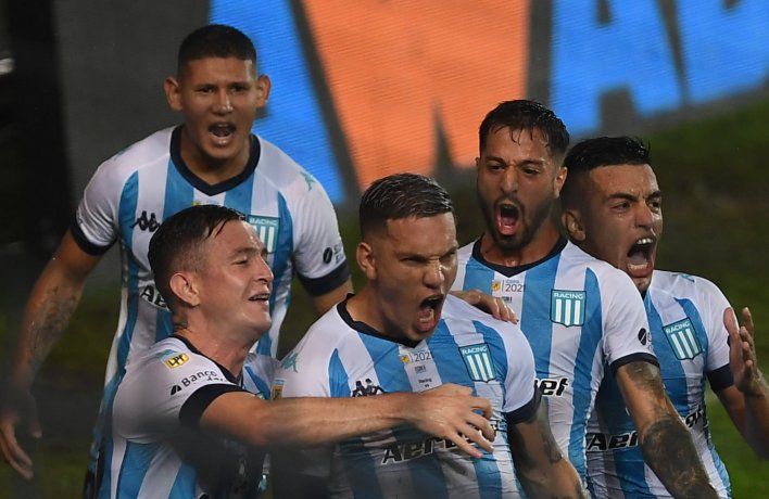 Con un penal dudoso sobre la hora, Racing le ganó 1-0 a Independiente