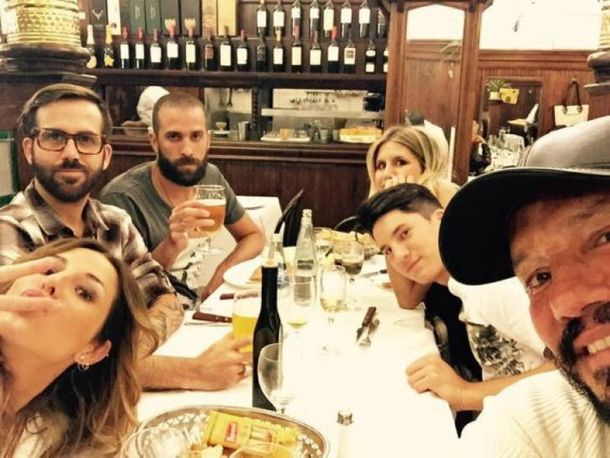 Marcelo Tinelli de vuelta en Bs As: cena con sus hijos y bigotes mostacholes