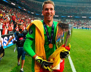 VIDEO: Un hincha lesionó al arquero del Liverpool en los festejos de la Supercopa