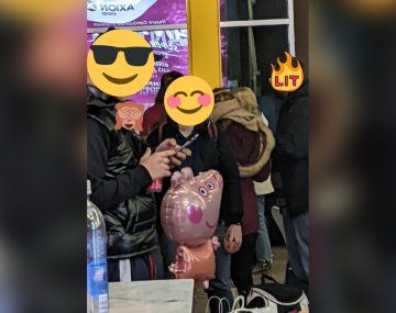 Una decena de personas ayudó a rescatar un globo con la forma de Peppa Pig.