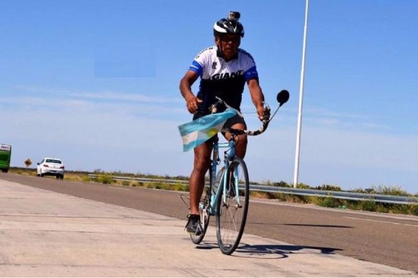 Don Ramón es argentino y por una escuela pedalea a lo largo de todo el país
