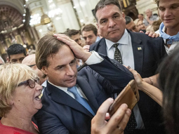 El nuevo episodio en el caso Astesiano vuelve a complicar al gobierno en cuanto a su responsabilidad en el escándalo que sacude a Uruguay. El nuevo episodio en el caso Astesiano vuelve a complicar al gobierno en cuanto a su responsabilidad en el escándalo que sacude a Uruguay.