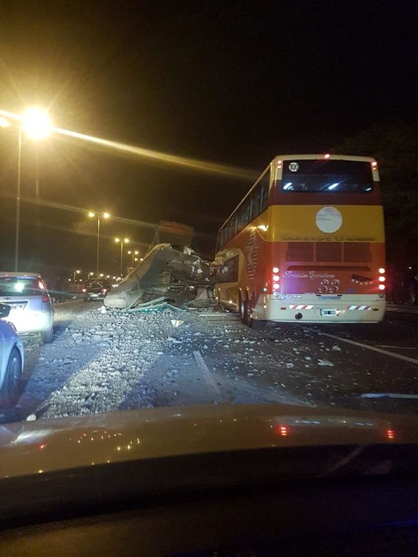 Un camión derrumbó un puente en el Acceso Oeste