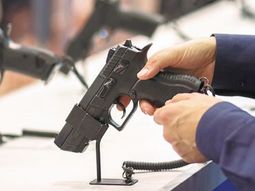 Violencia de género: reforzarán las restricciones al uso y tenencia de armas para los policías que tengan denuncias