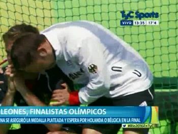 La imagen de la derrota: el consuelo del DT alemán al capitán de su equipo