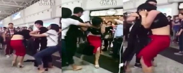 La mujer encuentra a su esposo con la amante y le pega en el aeropuerto