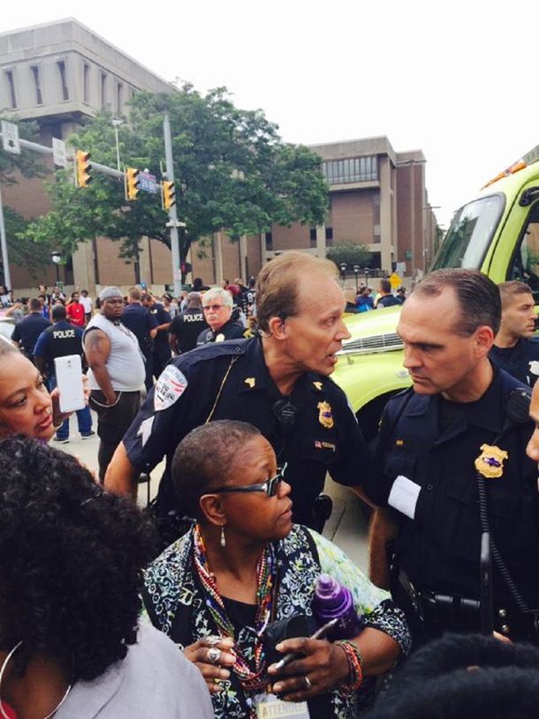 Brutal ataque de un policía con gas pimienta contra una manifestación de negros