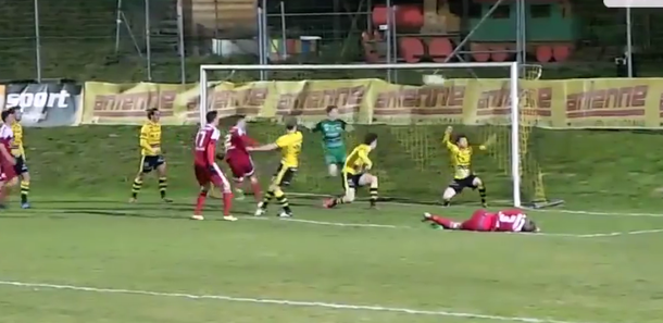 ¿Cómo no fue gol? Mirá la inexplicable jugada en el fútbol austríaco