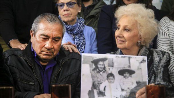 Elías Ismael, hijo de Rosario del Carmen Ramos (desaparecida) y medio hermano de Marcos Eduardo Ramos (nieto recuperado 128) junto a Estela de Carlotto. Elías Ismael, hijo de Rosario del Carmen Ramos (desaparecida) y medio hermano de Marcos Eduardo Ramos (nieto recuperado 128) junto a Estela de Carlotto.