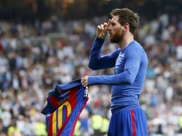 Messi ofrece su camiseta a los hinchas en el festejo