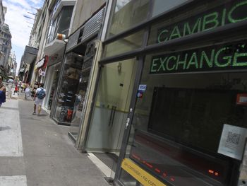 El dólar oficial, estable en la primera rueda del mes a $8,02