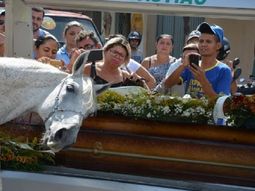 La imagen del caballo junto al féretro conmovió a todos