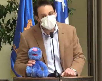 Impresentable: diputado  fue al Parlamento con un peluche para criticar al presidente Boric