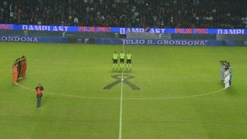 ejemplo: el emotivo minuto de silencio de colon por la muerte de barisone ejemplo: el emotivo minuto de silencio de colon por la muerte de barisone