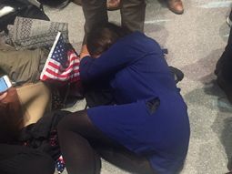 Una seguidora de Clinton, llora ante los números