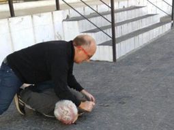 se paseo desnudo en su edificio y se masturbo frente a mujeres: lo atrapo vecino se paseo desnudo en su edificio y se masturbo frente a mujeres: lo atrapo vecino