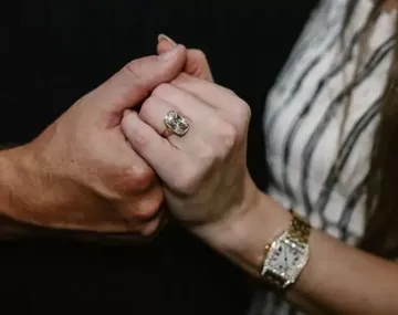 Cuánto sale el anillo que Taylor Swift mostró tras su compromiso con Travis Kelce