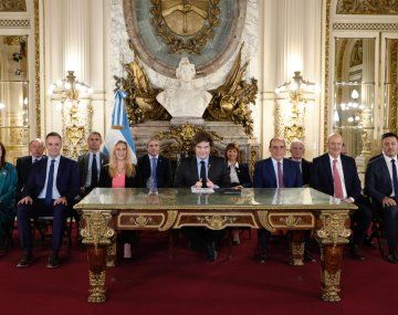 Javier Milei y todo su Gabinete de ministros, en cadena nacional.