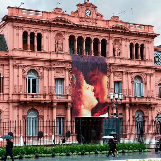 Romeo y Julieta en la Casa Rosada: polémica y la crítica al amor romántico