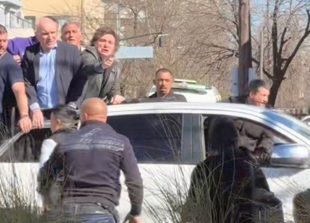El video de Javier Milei provocando y agrediendo a vecinos de Lomas de Zamora antes de los piedrazos