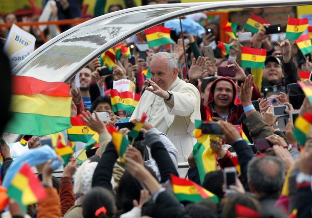 En su segundo día en Bolivia, el Papa pidió basta de descartes ante una multitud