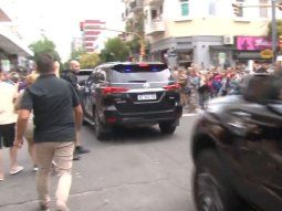 el momento en que atacaron la camioneta de milei en mar del plata el momento en que atacaron la camioneta de milei en mar del plata