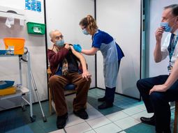 Reino Unido pide a los alérgicos que no se apliquen la vacuna de Pfizer