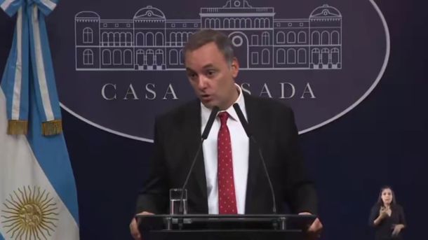 Manuel Adorni redobla la apuesta tras el vuelo privado a Punta del Este: Yo gasto mi dinero como quiero