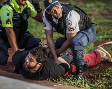 Un manifestante es reducido por la policía mientras protestaba contra el gobierno de Michel Temer