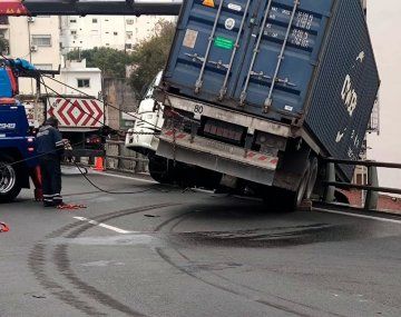 Un camión quedó colgado en la autopista 25 de Mayo