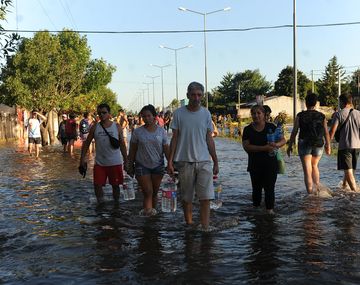 Vecinos de La Emilia volviendo a sus casas