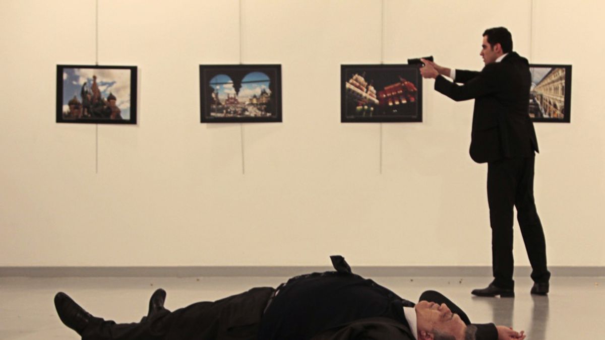 андрей карлов посол убийство. посол россии в турции андрей карлов с семьей. брюллов спящая юнона. карлов ранен. раненый грек брюллов.